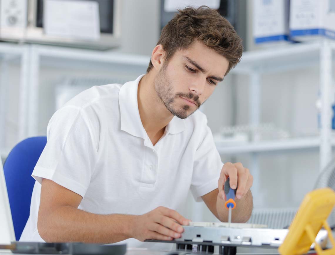 فني إصلاح ثلاجات في مكة المكرمة داخل المنزل